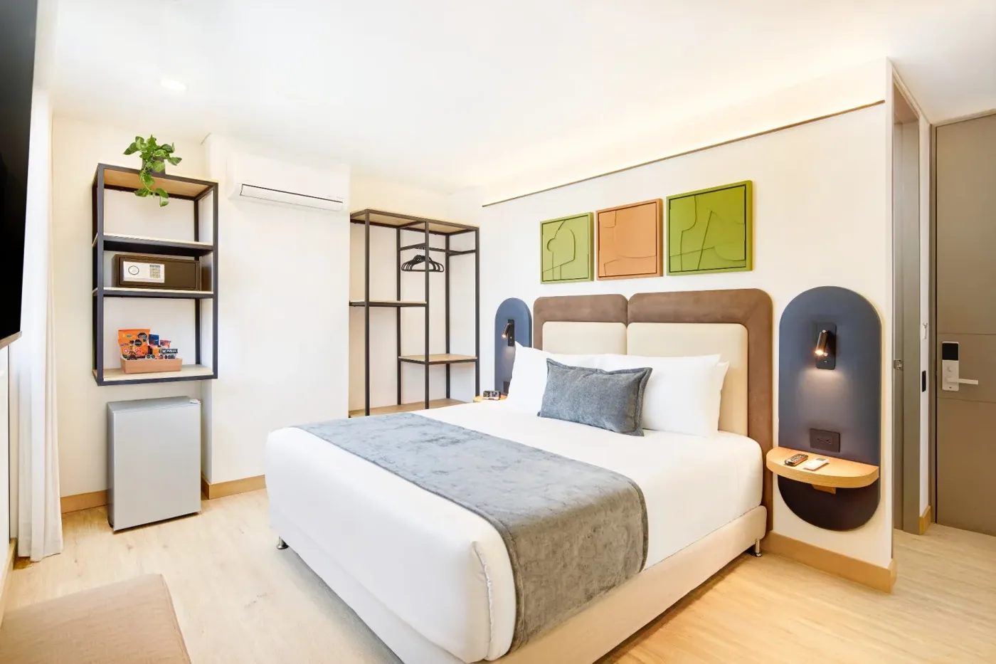 Suite Deluxe con cama king, repisa metálica y minibar