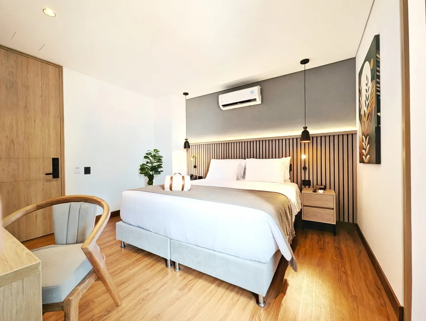 Suite Estándar con cama king y cabecero de listones