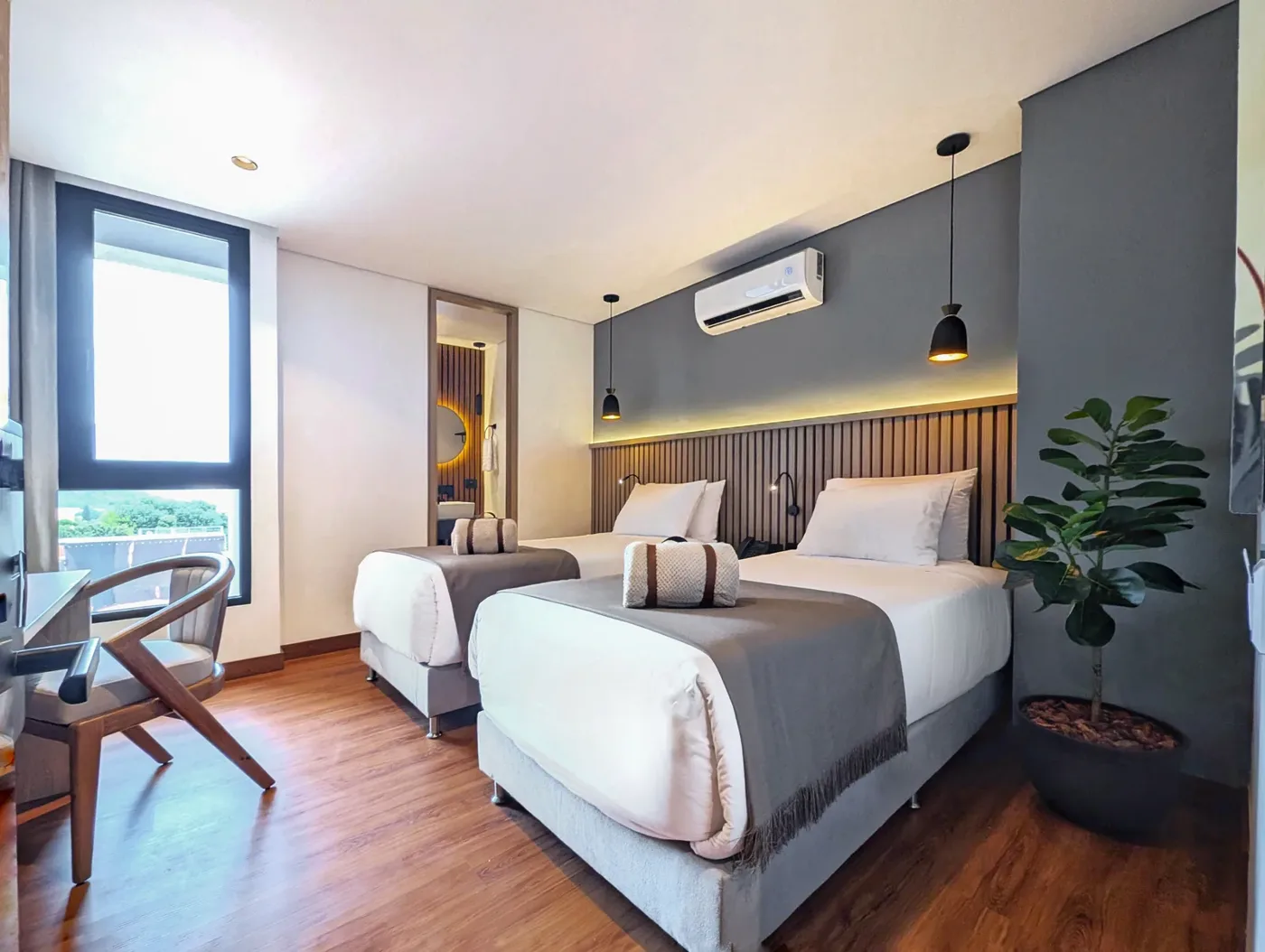 Suite Twin con dos camas individuales, escritorio y planta