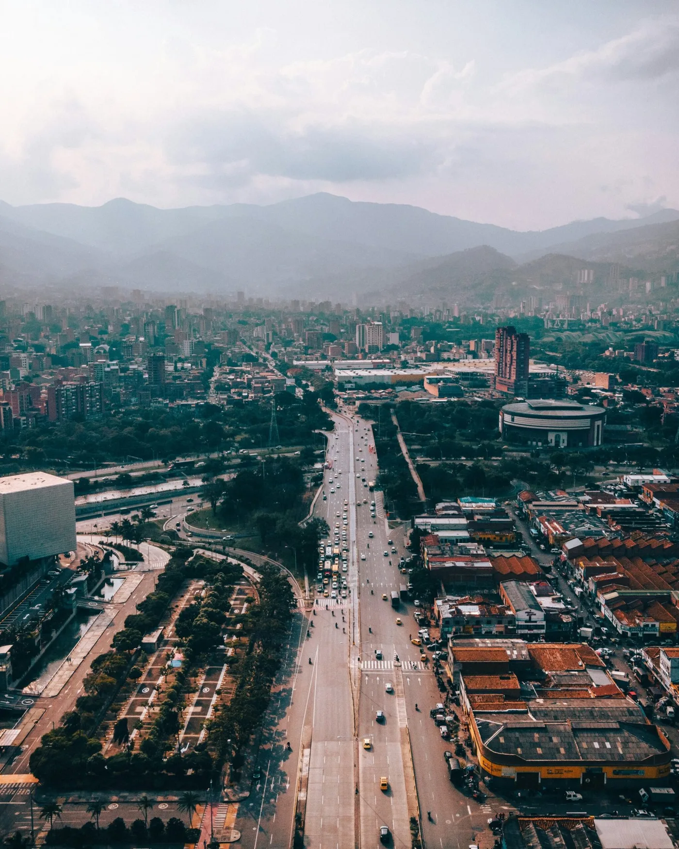 Medellín desde el aire, con las montañas al fondo